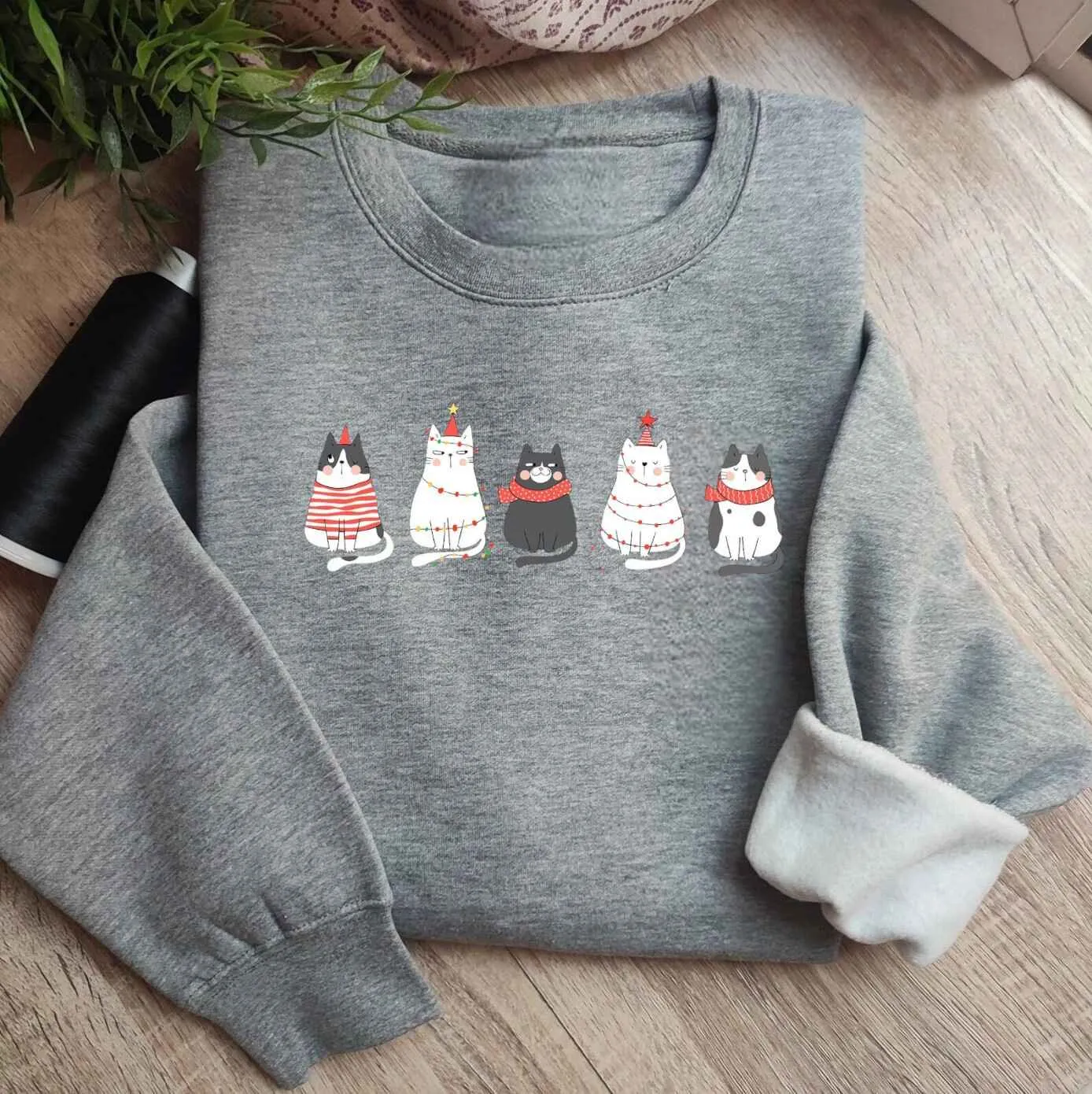 Christmas Cat Print Sweatshirt – Personalized Holiday Gifts For Friends And Family